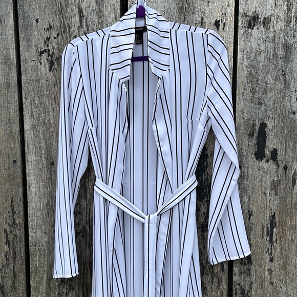 Forever 21 Robe. 💕 - Picture 2 of 8